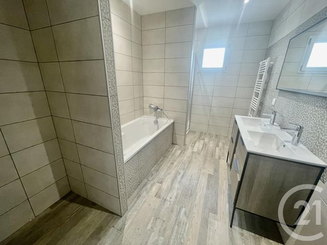 Maison &agrave; louer - 5 pi&egrave;ces - 134 m2 - La Chapelle De Guinchay - 71 - BOURGOGNE