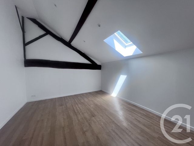 Maison &agrave; louer - 4 pi&egrave;ces - 108 m2 - La Chapelle De Guinchay - 71 - BOURGOGNE