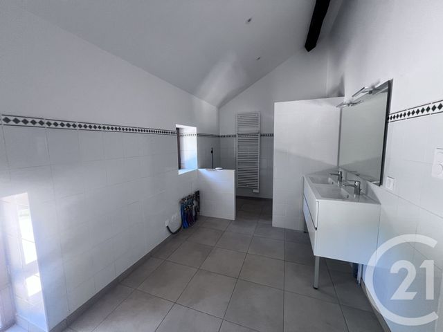 Maison &agrave; louer - 4 pi&egrave;ces - 108 m2 - La Chapelle De Guinchay - 71 - BOURGOGNE