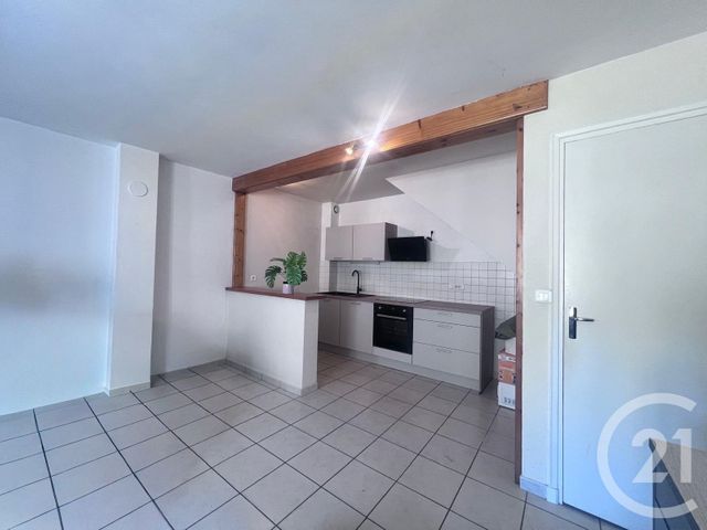 Maison &agrave; louer - 3 pi&egrave;ces - 69 m2 - Romaneche Thorins - 71 - BOURGOGNE